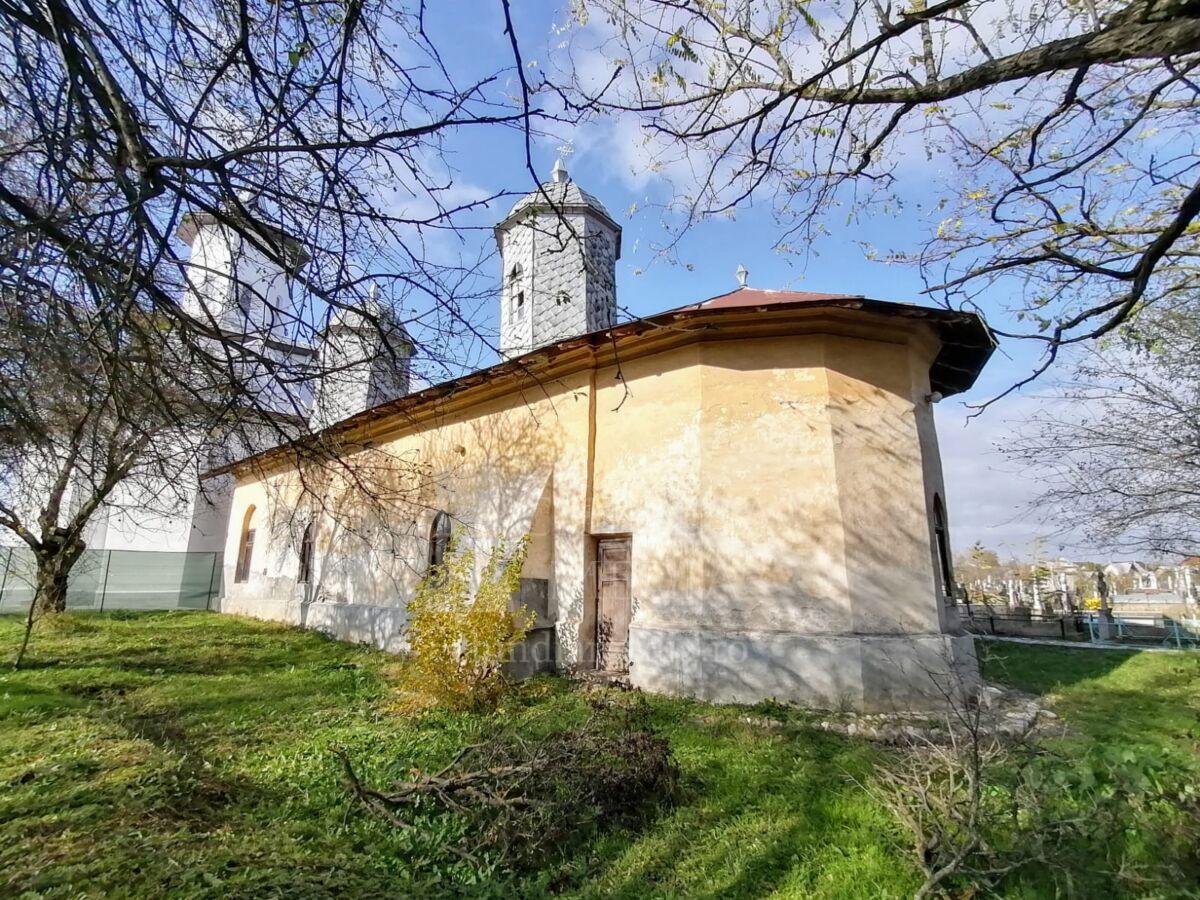 You are currently viewing EDITORIAL: Biserica veche și monumentul eroilor din Racovița, județul Dâmbovița