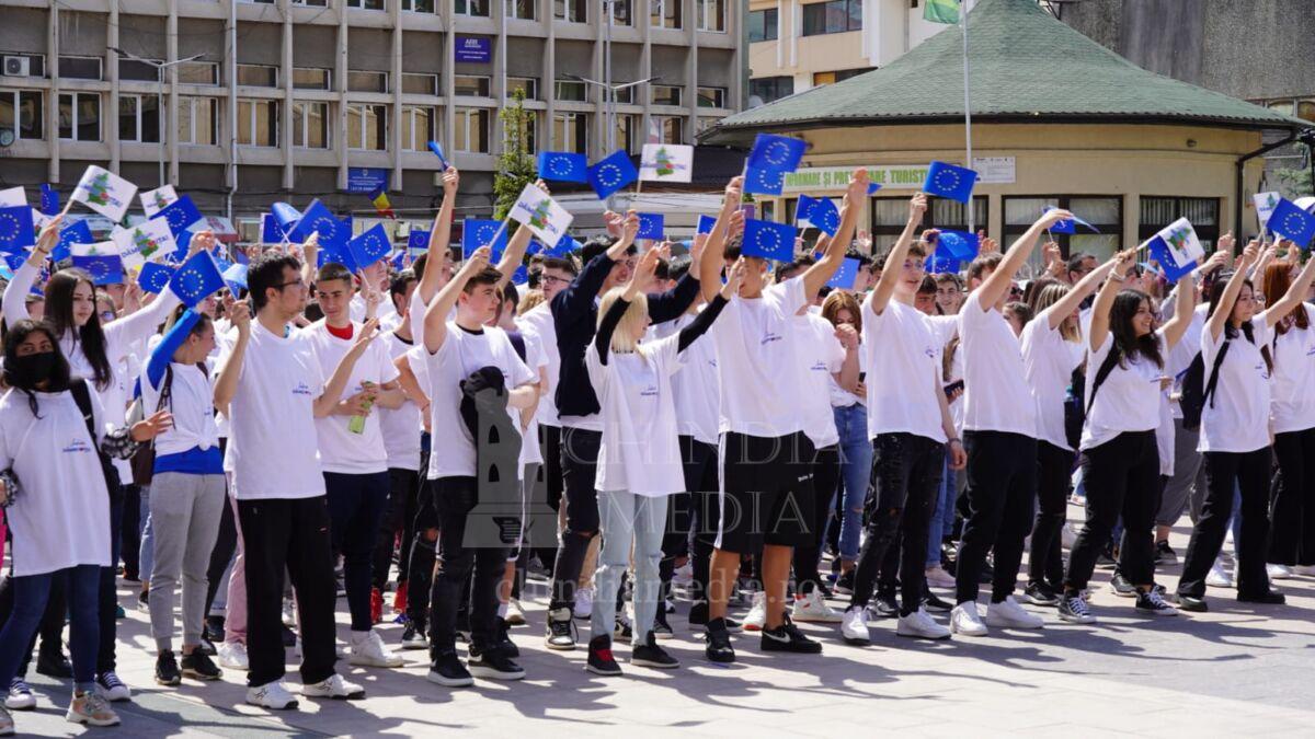 You are currently viewing CJ DAMBOVITA: Ziua Europei, sărbătorită astăzi, la Târgoviște-FLASHMOB