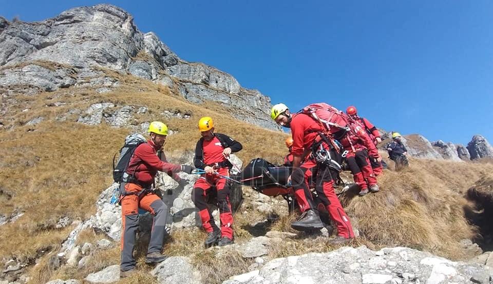 You are currently viewing BUCEGI: Turist rănit grav după ce a căzut într-o prăpastie