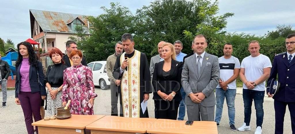 You are currently viewing RAZVAD: Tradiția continuă la Răzvad, și în acest an elevii au găsit rechizite noi pe bănci