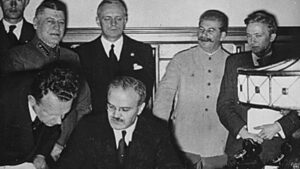 Read more about the article EDITORIAL: ROMÂNIA MARE ÎN CLEȘTELE GEOPOLITIC AL  GERMANIEI NAZISTE ȘI AL UNIUNII SOVIETICE. 23 AUGUST 1939-23 AUGUST 1944