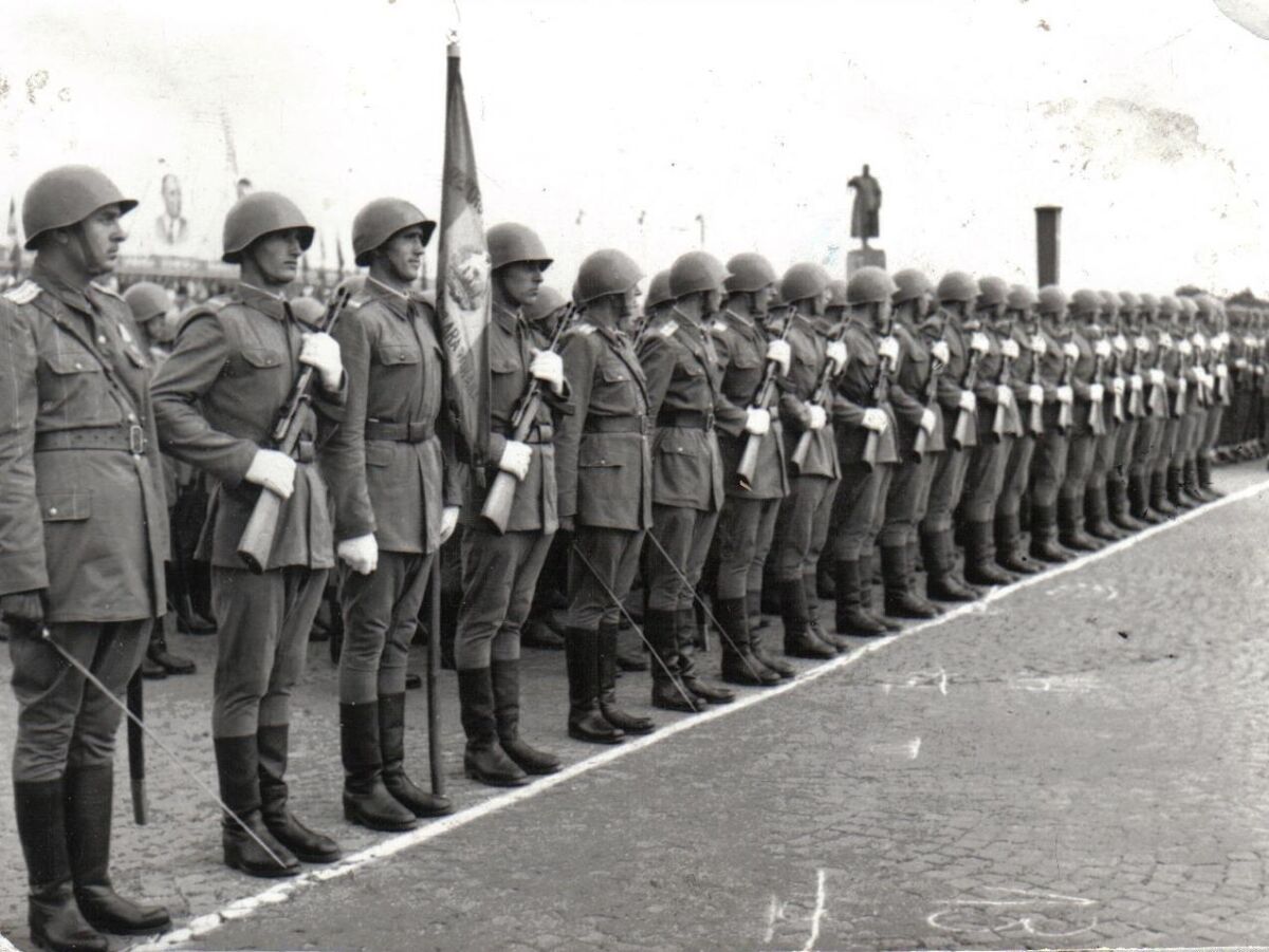 You are currently viewing EDITORIAL: Introducerea Aparatului politic în armată! ,,Lotul 1.000″-Mai 1945