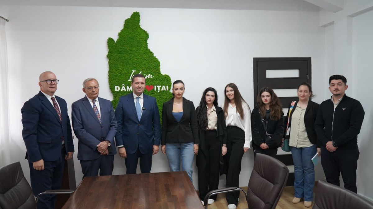 You are currently viewing Președintele CJD, Corneliu Ștefan, a semnat contractele pentru cei șapte interni la Consiliul Județean Dâmbovița