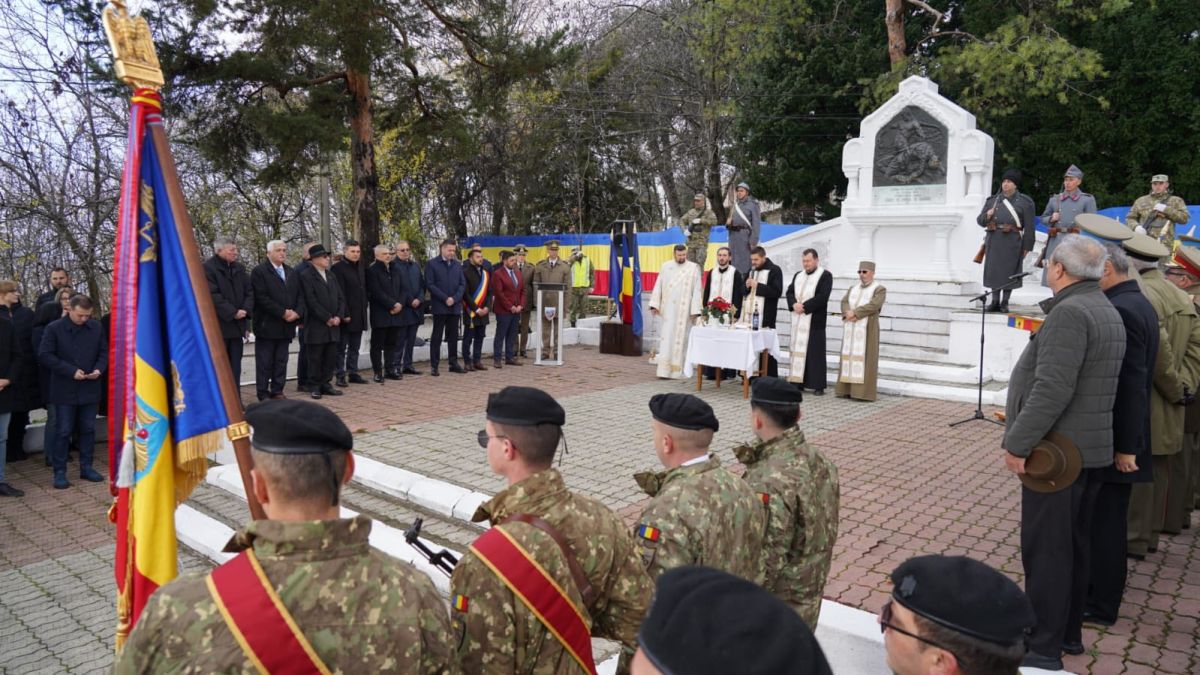 You are currently viewing Mesajul prefectului județului Dâmbovița prezent la ceremonialul militar și religios organizat cu ocazia sărbătoririi a 100 de ani de la sfințirea Monumentului Eroilor de la Mănăstirea Dealu.