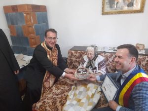 Read more about the article IPS PĂRINTE MITROPOLIT NIFON A TRANSMIS UN MESAJ DE BINECUVÂNTARE DOAMNEI ECATERINA MARINA, DIN COMUNA RĂZVAD, LA ÎMPLINIREA VÂRSTEI DE 100 ANI