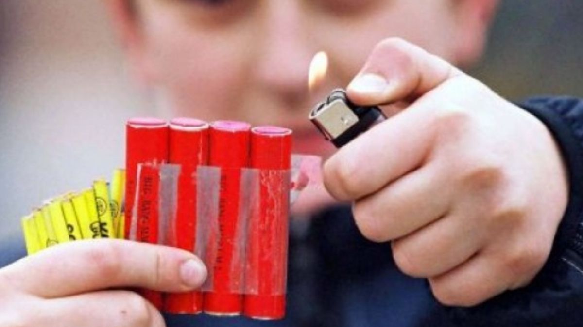 You are currently viewing 7.500 de lei amendă, sau un an de închisoare pentru românii care care folosesc petarde de sărbători