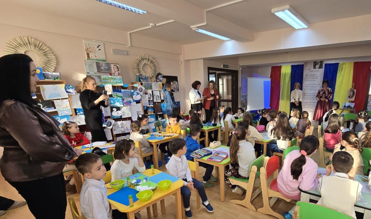 You are currently viewing Ziua Culturii Naționale, sărbătorită la Școala Gimnazială Ulmi prin proiectul „De la poveste la vers: Eminescu pentru cei mici”