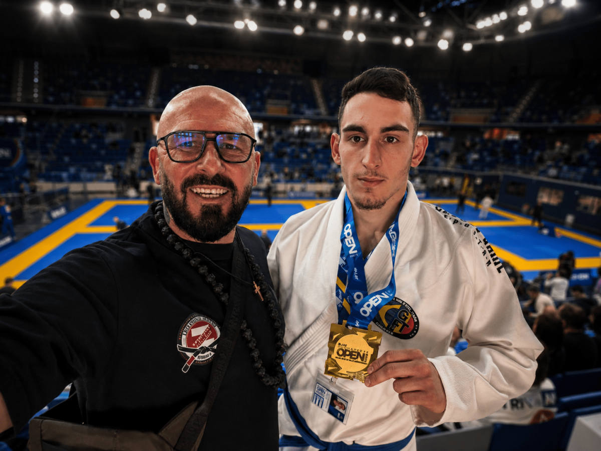 You are currently viewing Tânărul Antonio Bragă,  “fenomenul” din lumea sporturilor de contact, a semnat contract de manageriere cu Academia “Cătălin Zmărăndescu”!