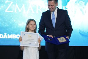 Read more about the article La doar 8 ani, Matilda Zmărăndescu primește una dintre cele mai înalte și prestigioase distincții ale județului Dâmbovița, în semn de recunoaștere a performanțelor sale de elită în sporturile de contact și pentru contribuția remarcabilă la promovarea numelui județului pe cele mai înalte podiumuri naționale și internaționale