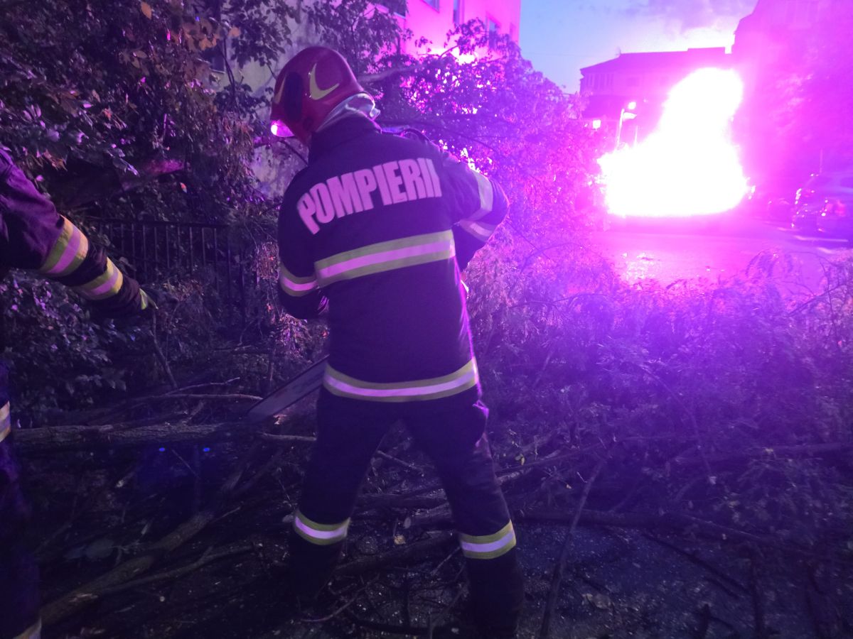 You are currently viewing ISU DÂMBOVIȚA: Bilanțul intervențiilor desfășurate în urma fenomenelor meteorologice periculoase