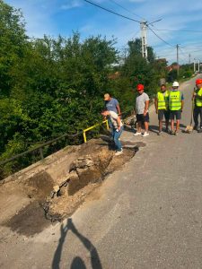 Read more about the article PRIMĂRIA RĂZVAD: Drumul Comunal DC 16 este BLOCAT provizoriu