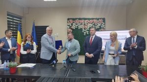 Read more about the article VULCANA PANDELE: A FOST SEMNAT CONTRACTUL DE FINANȚARE PENTRU MODERNIZAREA SĂLII DE SPORT DIN COMUNĂ