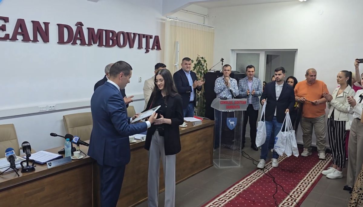 You are currently viewing PREȘEDINTELE C.J. DÂMBOVIȚA PREMIAZĂ ELEVII CE AU OBȚINUT NOTA 10 LA BACALAUREAT 2026