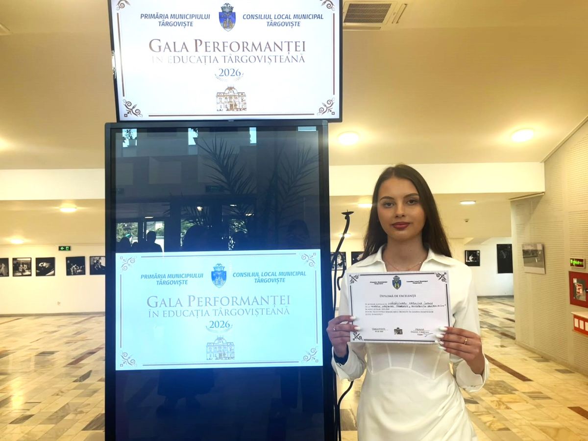 You are currently viewing „FIECARE REUȘITĂ ESTE ÎNCEPUTUL UNEI NOI PROVOCĂRI!” – AUTOPORTRETUL UNEI CAMPIOANE: CAROLINA IOANA MĂRĂCINARU, TÂNĂRA CARE A ADUS TÂRGOVIȘTEI ARGINTUL  LA OLIMPIADA NAȚIONALĂ DE PSIHOLOGIE