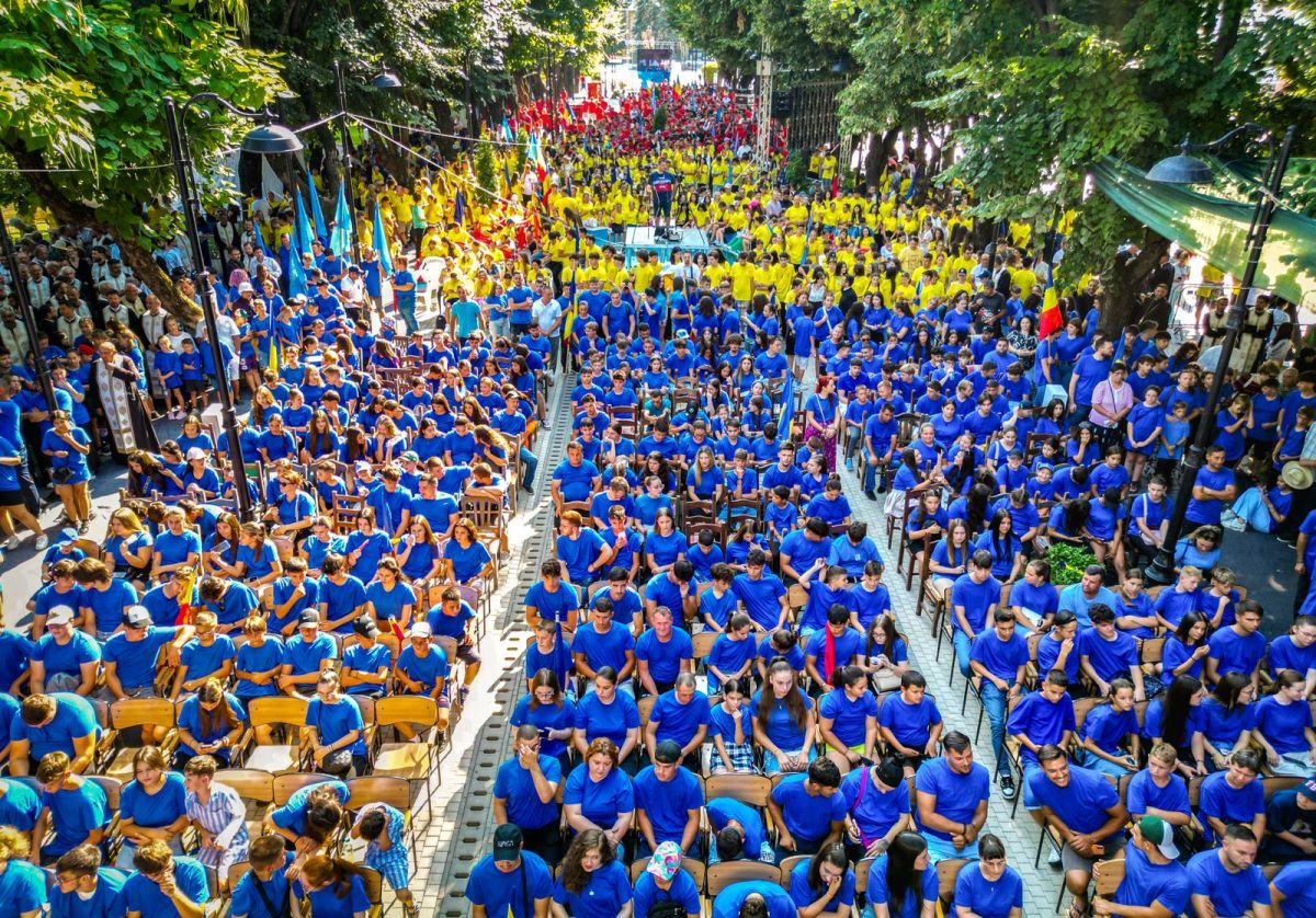 You are currently viewing LA TÂRGOVIȘTE – PESTE 4.000 DE TINERI AU PARTICIPAT LA CEREMONIILE CARE AU INAUGURAT SĂRBĂTOAREA SFÂNTULUI IERARH NIFON