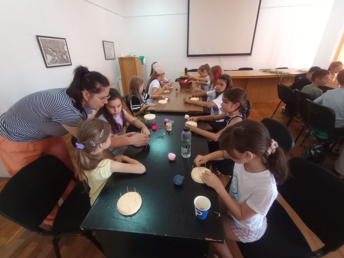 You are currently viewing Copiii au descoperit patrimoniul prin joc și creativitate în primele zile ale programului „Vacanță la muzeu”